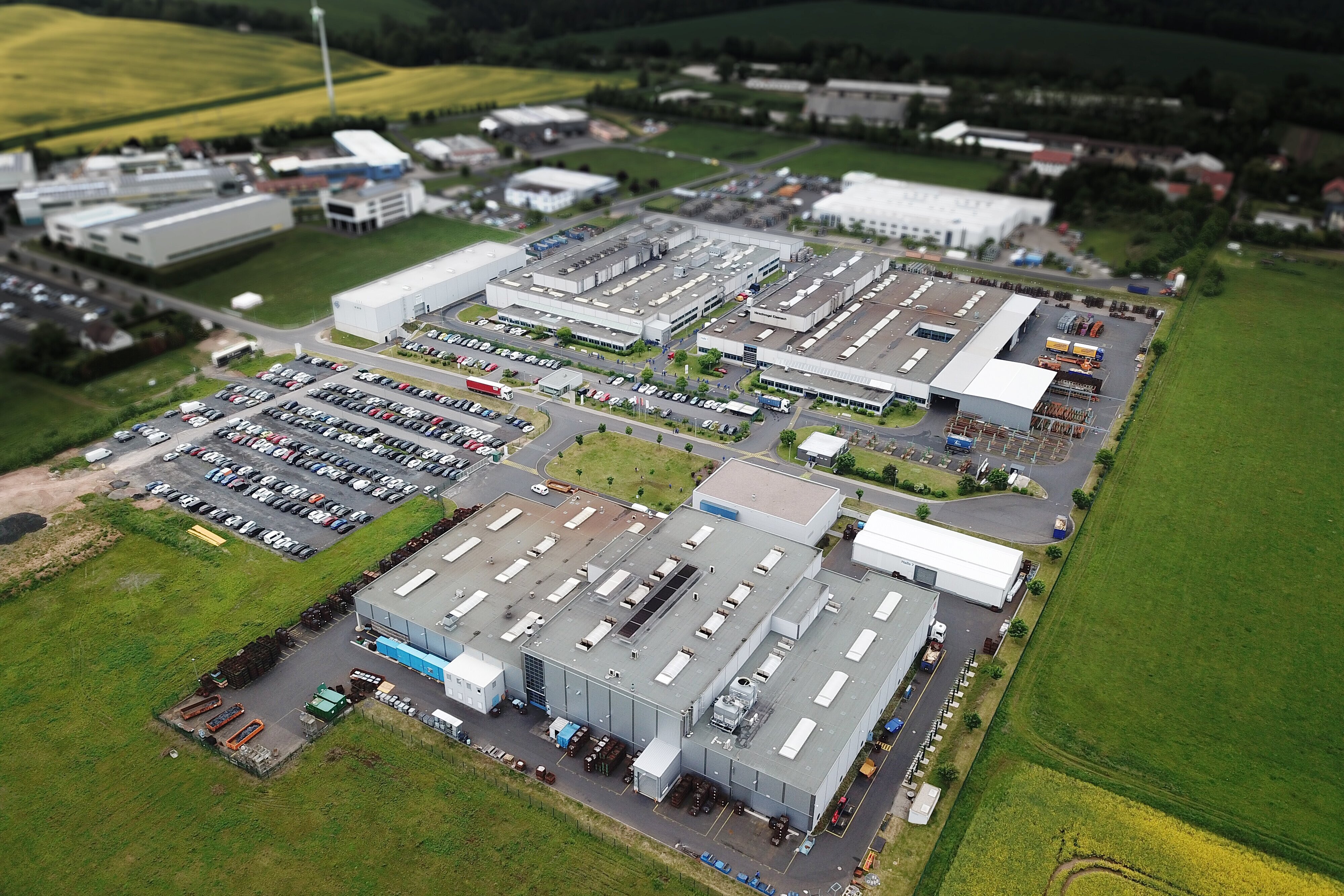 In direkter Nachbarschaft – Hirschvogel Aluminium GmbH und Hirschvogel Eisenach GmbH im thüringischen Marksuhl In direkter Nachbarschaft – Hirschvogel Aluminium GmbH und Hirschvogel Eisenach GmbH im thüringischen Marksuhl