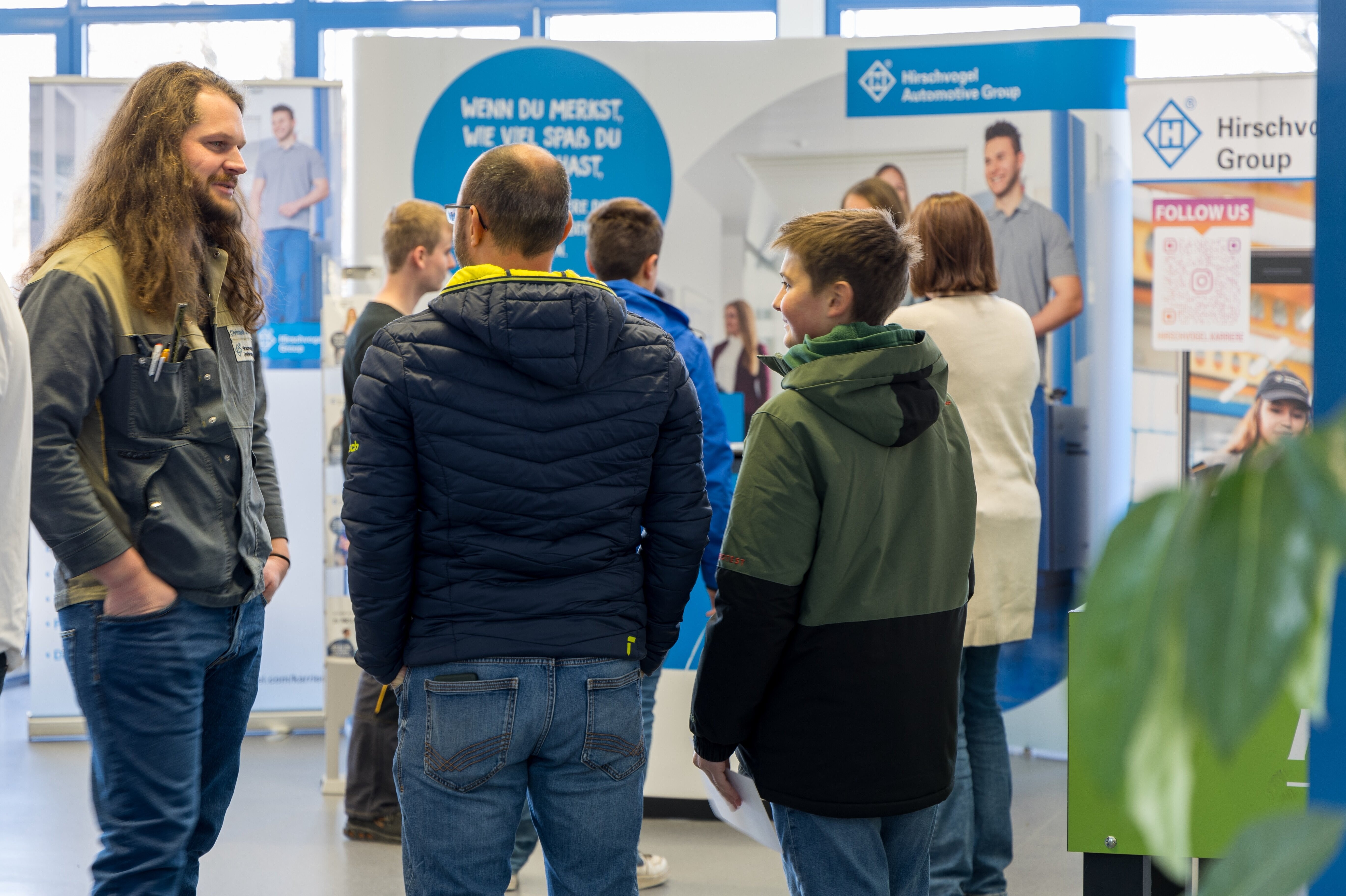 Was kann ich bei Hirschvogel werden? Ausbildungsleiter Christoph Zenner (links) informiert über die verschiedenen Berufsbilder. Was kann ich bei Hirschvogel werden? Ausbildungsleiter Christoph Zenner (links) informiert über die verschiedenen Berufsbilder.